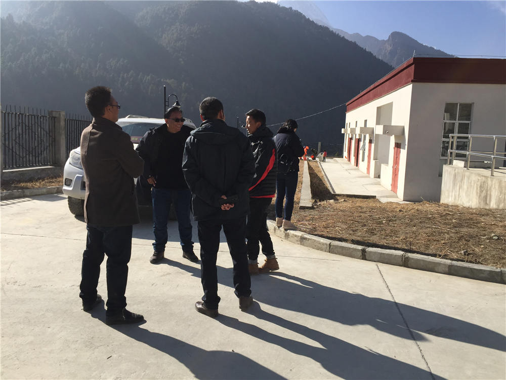 日喀則市環(huán)保督導組蒞臨吉隆縣污水處理廠檢查并指導工作，我吉隆縣環(huán)保局局長和分管縣長熊等領(lǐng)導陪同